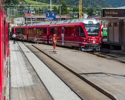 Schweiz_2017-78 Bahnhof Poschiavo mit der roten RhB