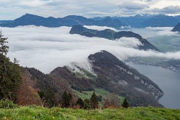 Schweiz_Okt_2019-4 Wolken schappen über den bergzug.