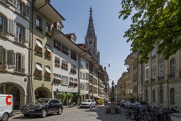 Schweiz_Aug2025-12 Berner Münster aus der Junkerngasse