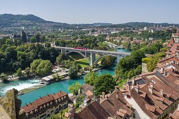 Schweiz_Aug2025-13 Blick vom Berner Münster auf die Aare und Kirchenfeldbrücke