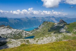 Schweiz_Aug2025-18 Sägistalsee und dahinter Brienzer See
