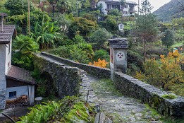 Tessin-22 Brücke bei Intragna
