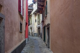 Tessin-18 enge Gassen in alten Ortskern