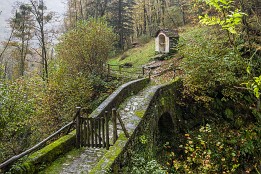 Tessin-50 Brücke an der alten Mühle von Corippo