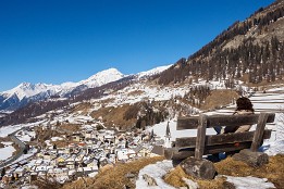 Ardez_2022-6 Schöner Platz über Ardez