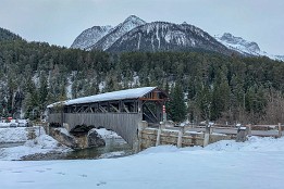 Scuol_Winter2020-1 Alte Holzbrücke über den inn in Sur En
