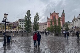 Sloweinien_2026-99 Mariä-Verkündigung-Kirche und davor die Tromostovje (Drei Brücken)