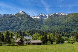 Sloweinien_2026-60 Dorf Savica mit Südkamm des Triglav-Gebietes